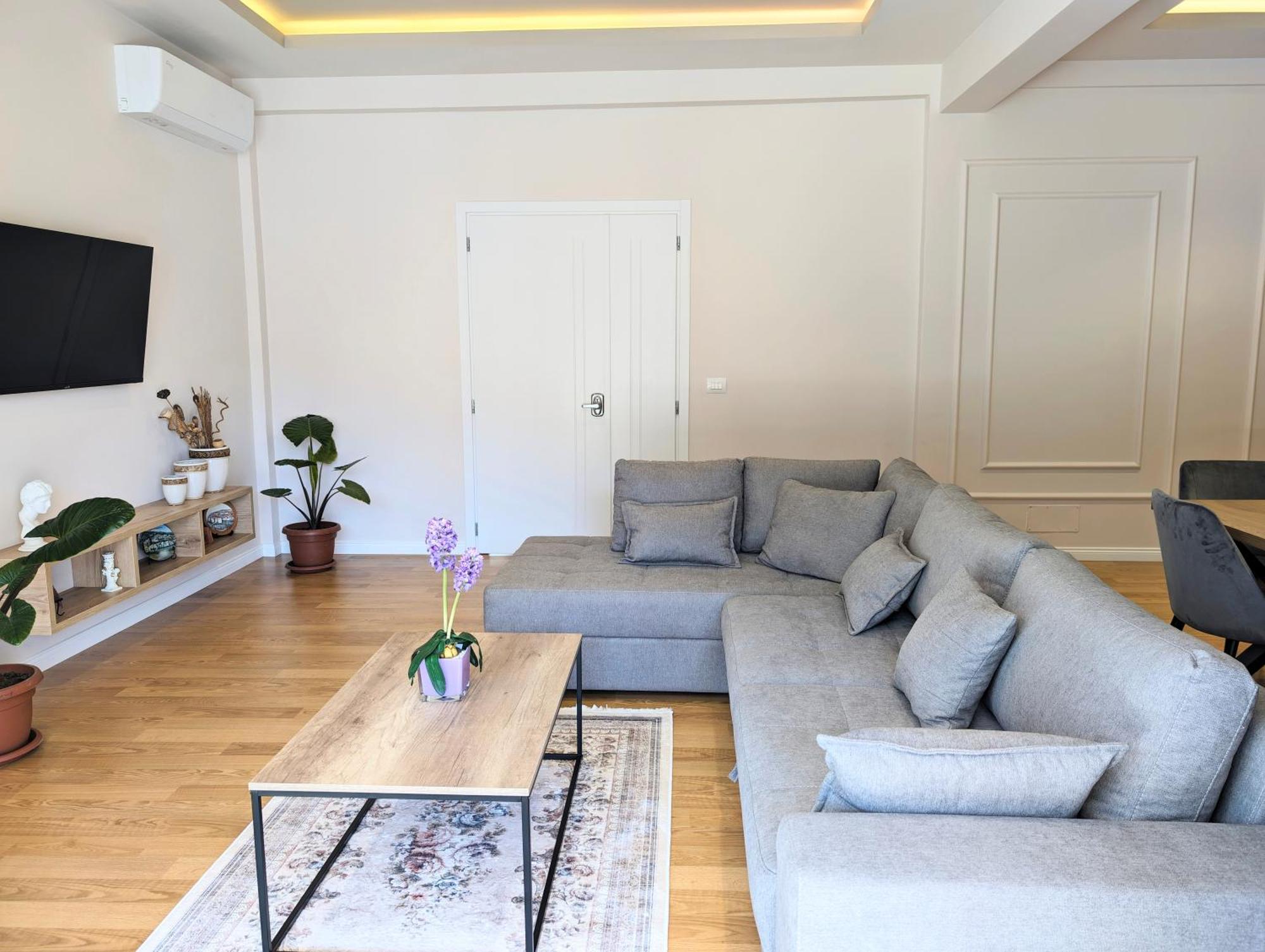 Villa With Garden And Veranda Berat Luaran gambar