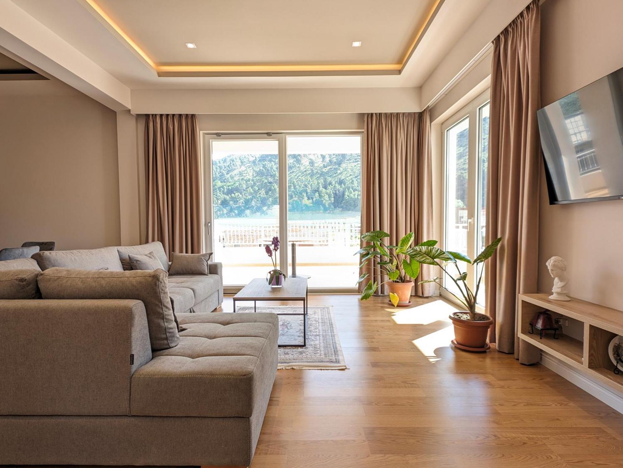 Villa With Garden And Veranda Berat Luaran gambar