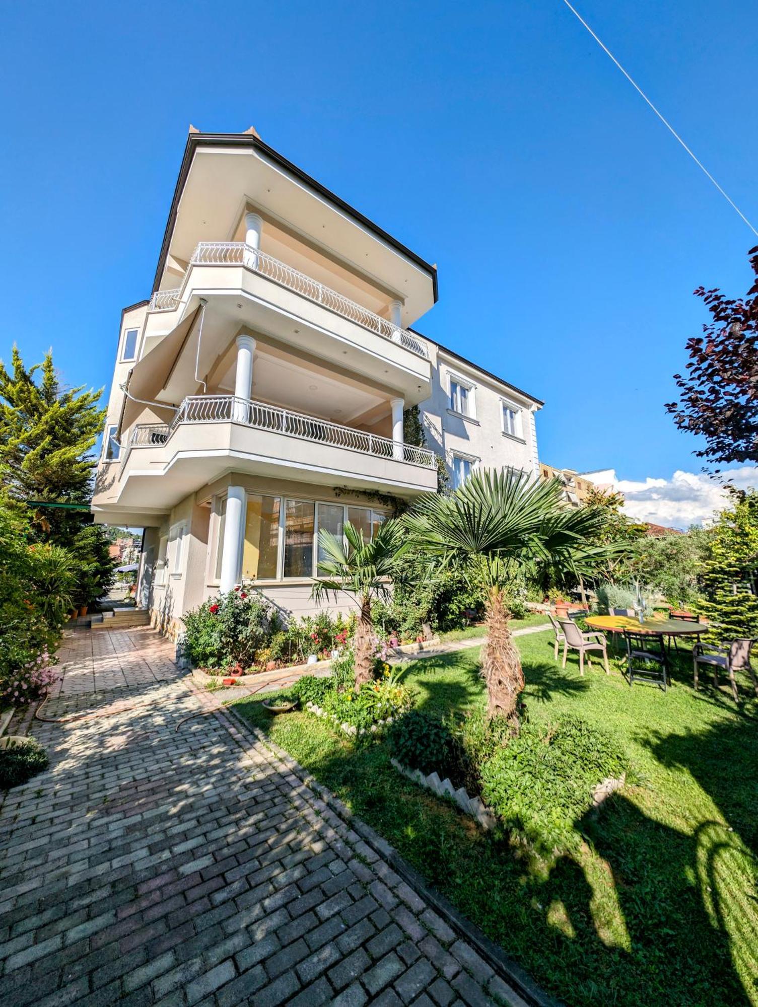 Villa With Garden And Veranda Berat Luaran gambar