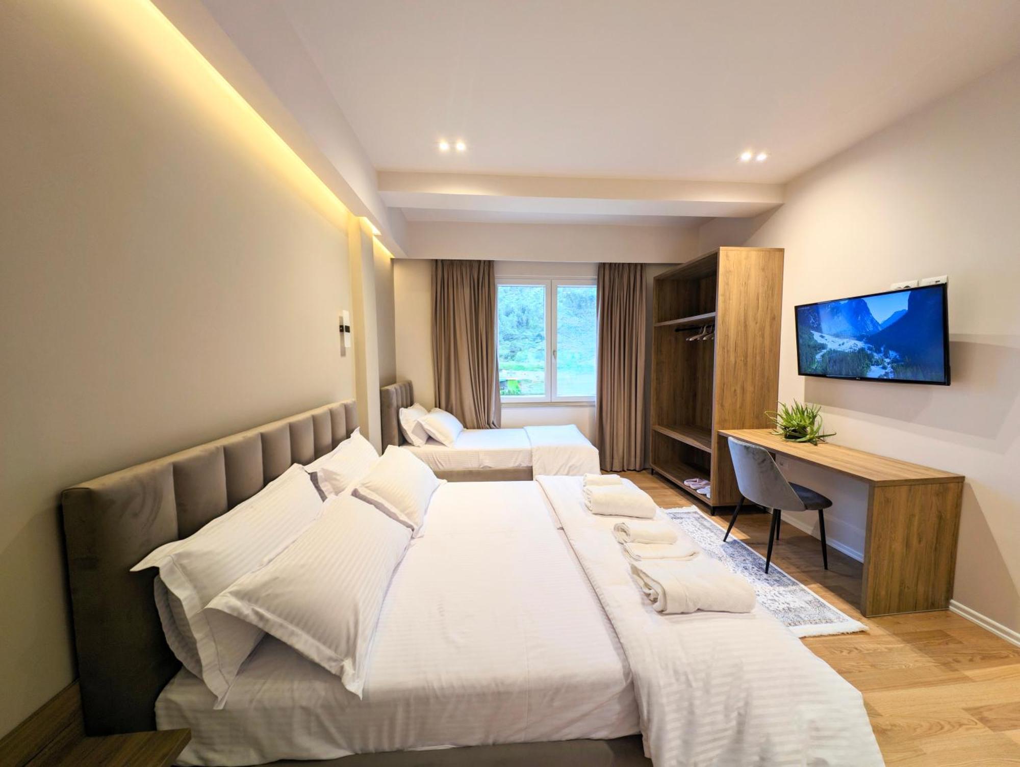 Villa With Garden And Veranda Berat Luaran gambar