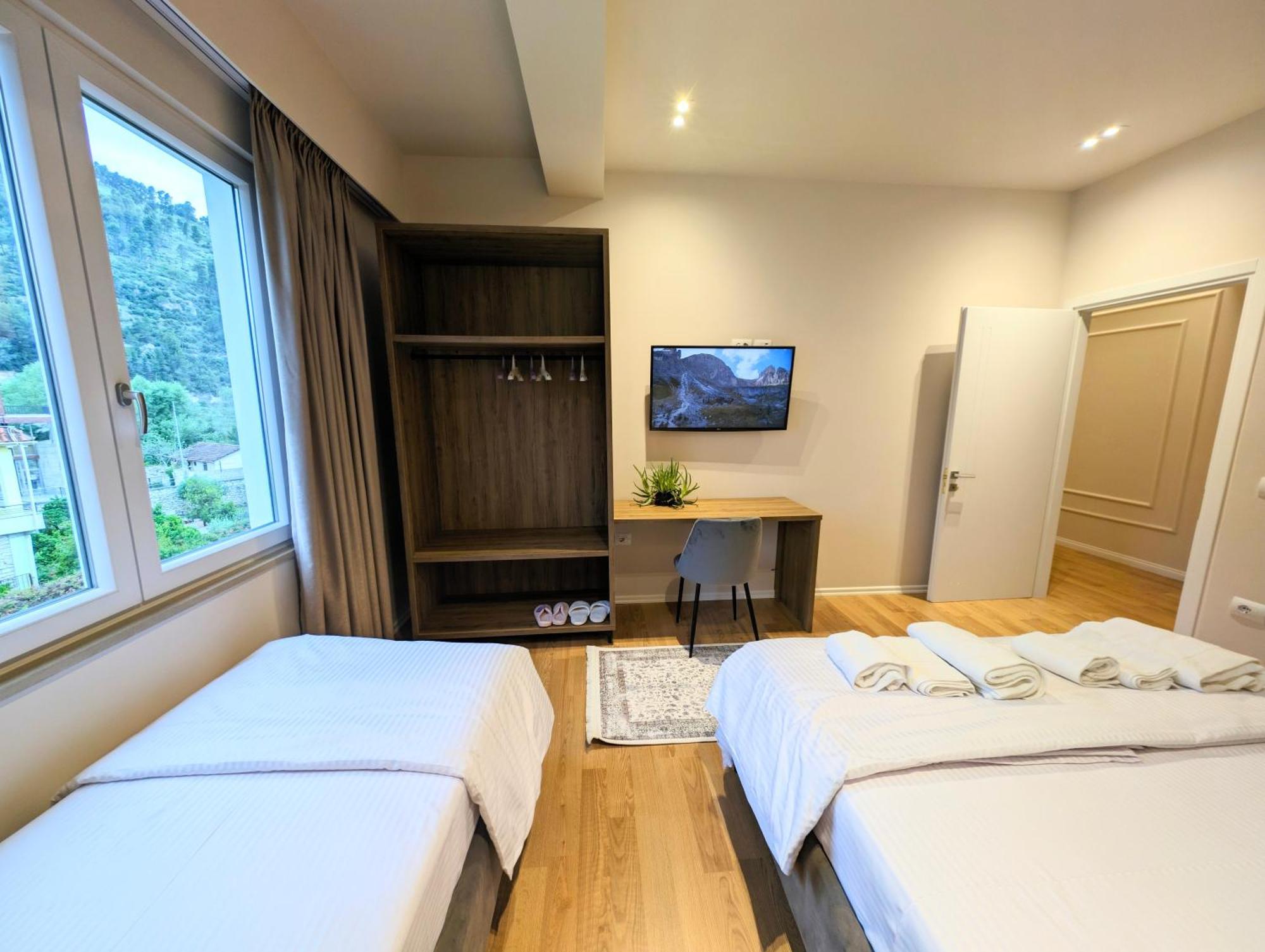 Villa With Garden And Veranda Berat Luaran gambar