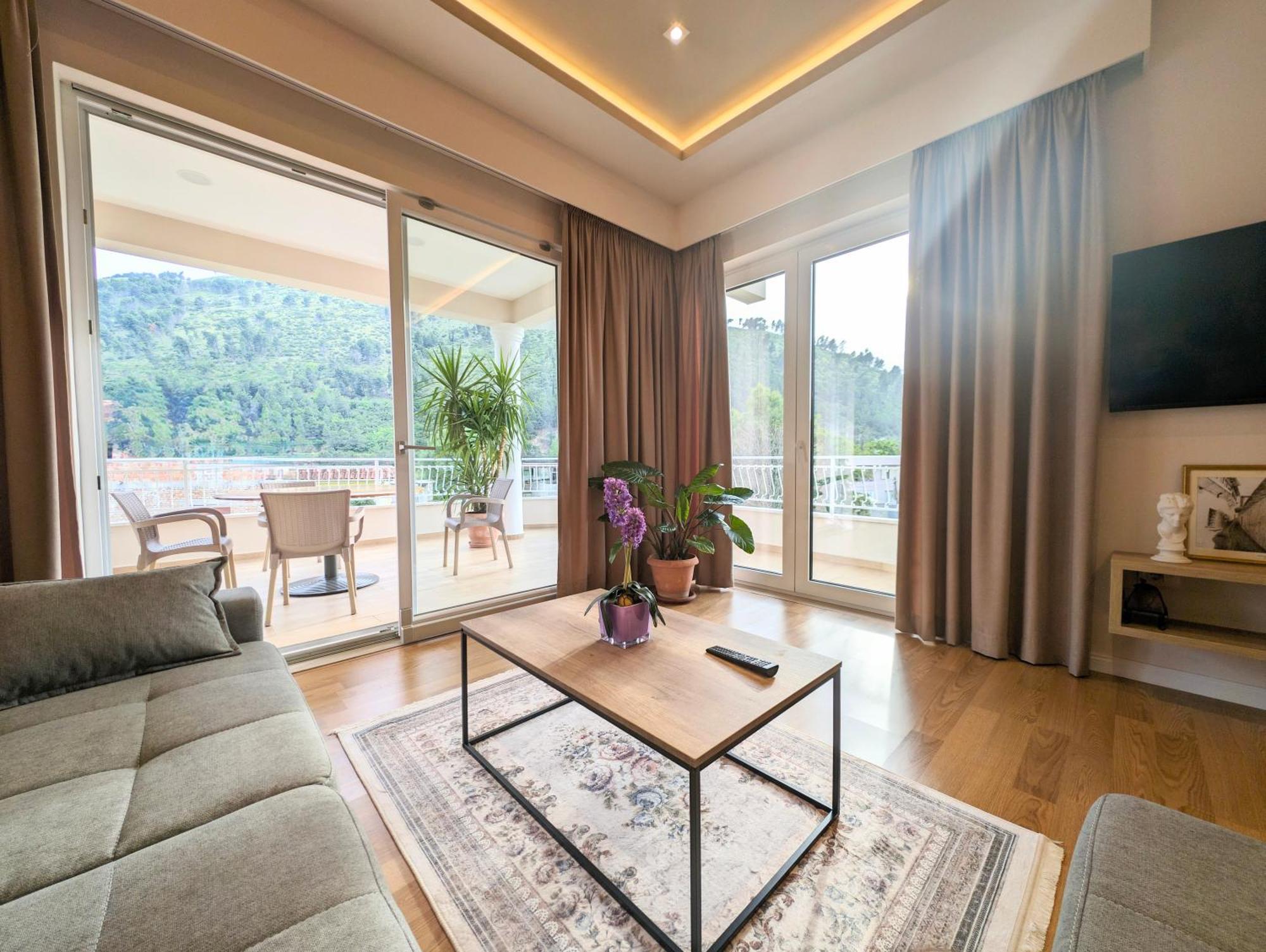 Villa With Garden And Veranda Berat Luaran gambar