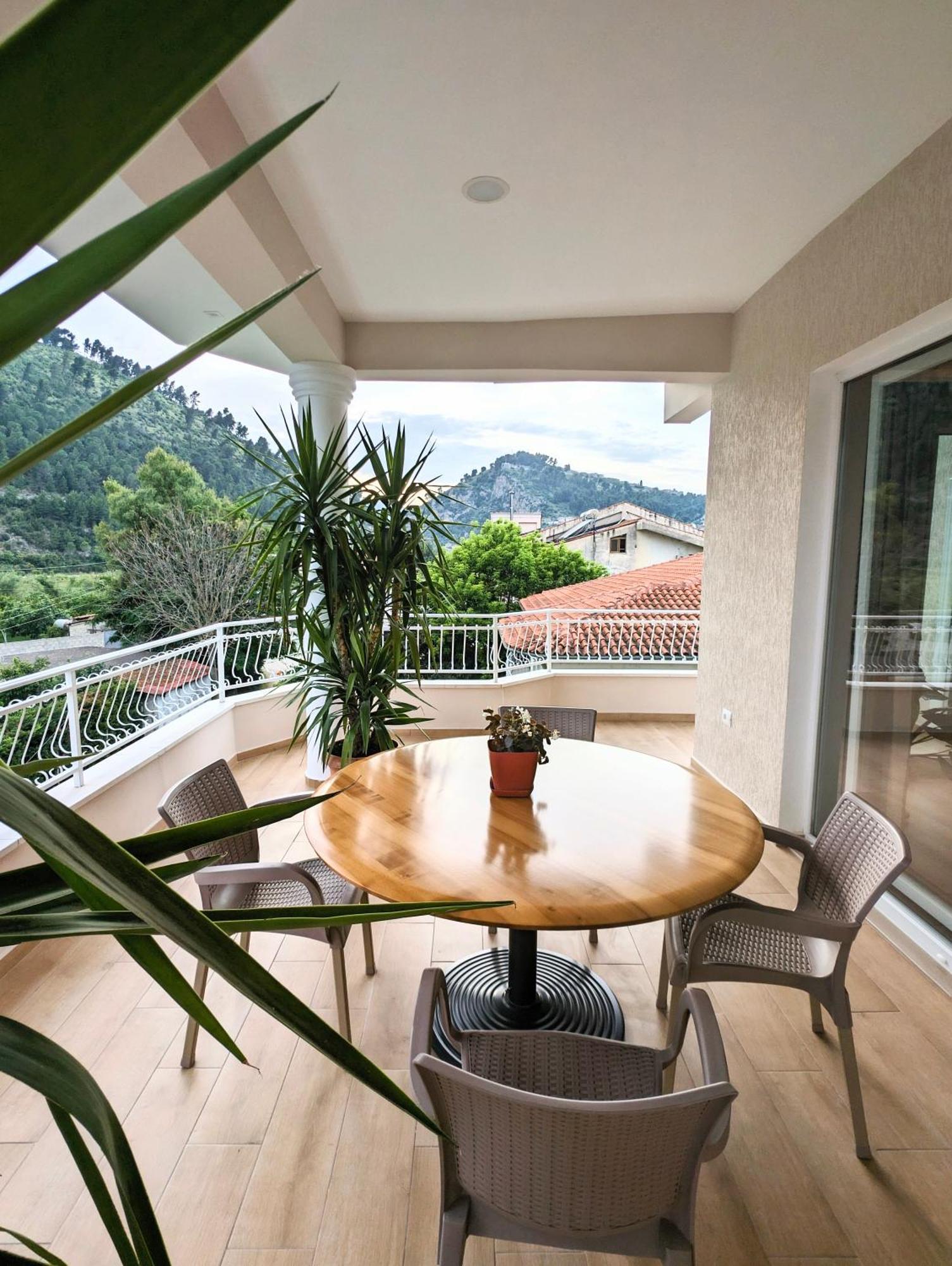 Villa With Garden And Veranda Berat Luaran gambar