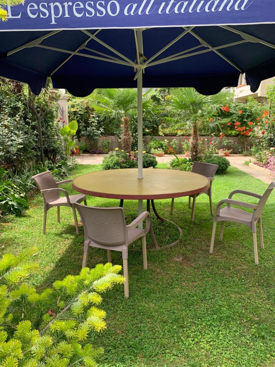 Villa With Garden And Veranda Berat Luaran gambar